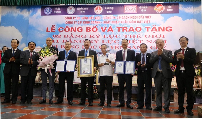 Công ty Cổ phần Gốm Đất Việt đón nhận Kỷ lục Thế giới